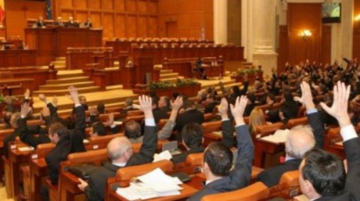 Scandal în Parlament pe bugetul Ministerul Educaţiei pentru 2014